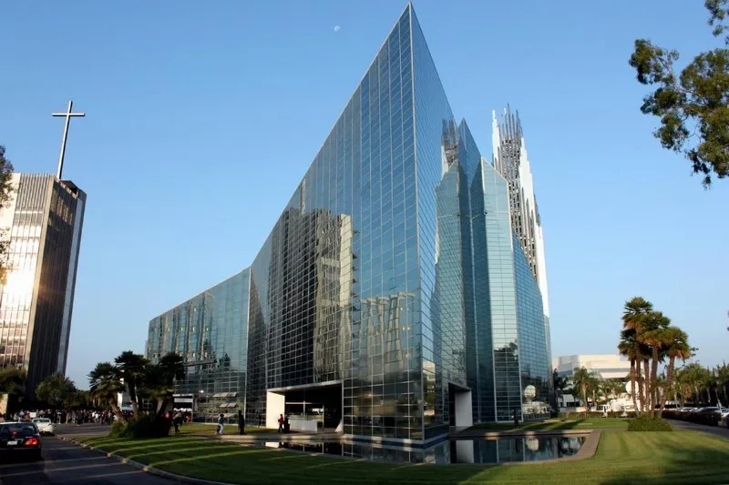 horario-de-misa-en-espanol-en-la-catedral-de-cristal