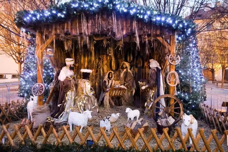 Hvilken by leverer Jesusbarnet gaver til på julaften?